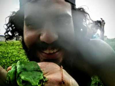 Rio mostra soddisfatto un esemplare della rana da poco catturata
